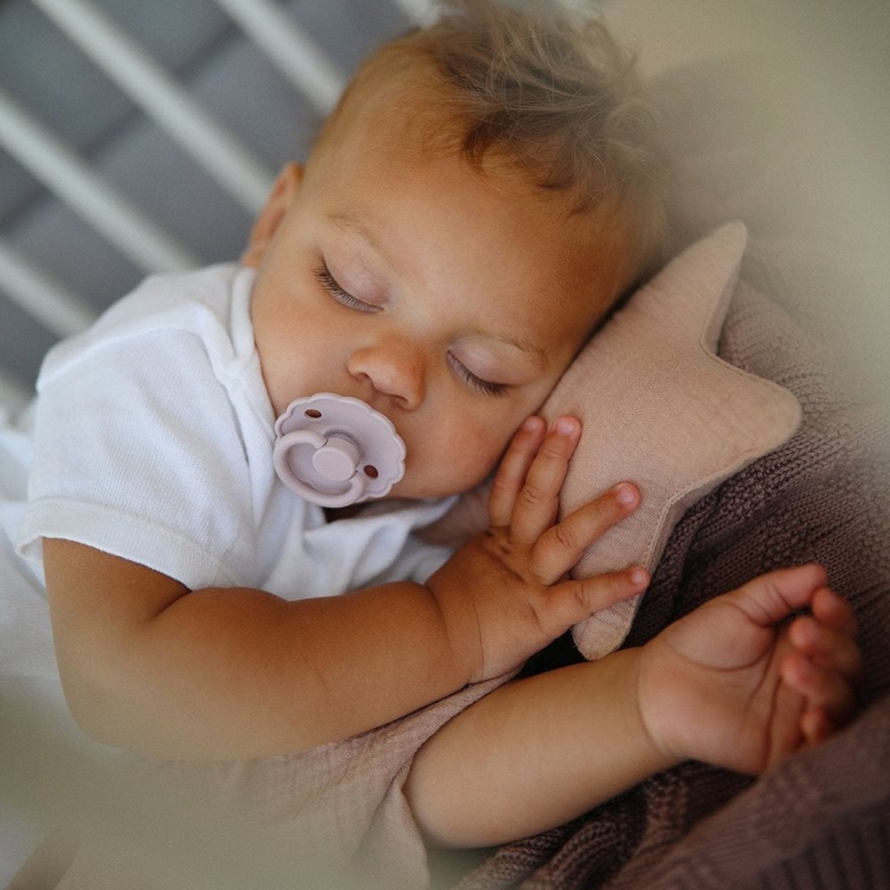 Frigg - Dummies, Pacifiers & Pacifiers Clips - 2 - Pack Daisy Latex - Pink/Soft Lilac - Tummy Time