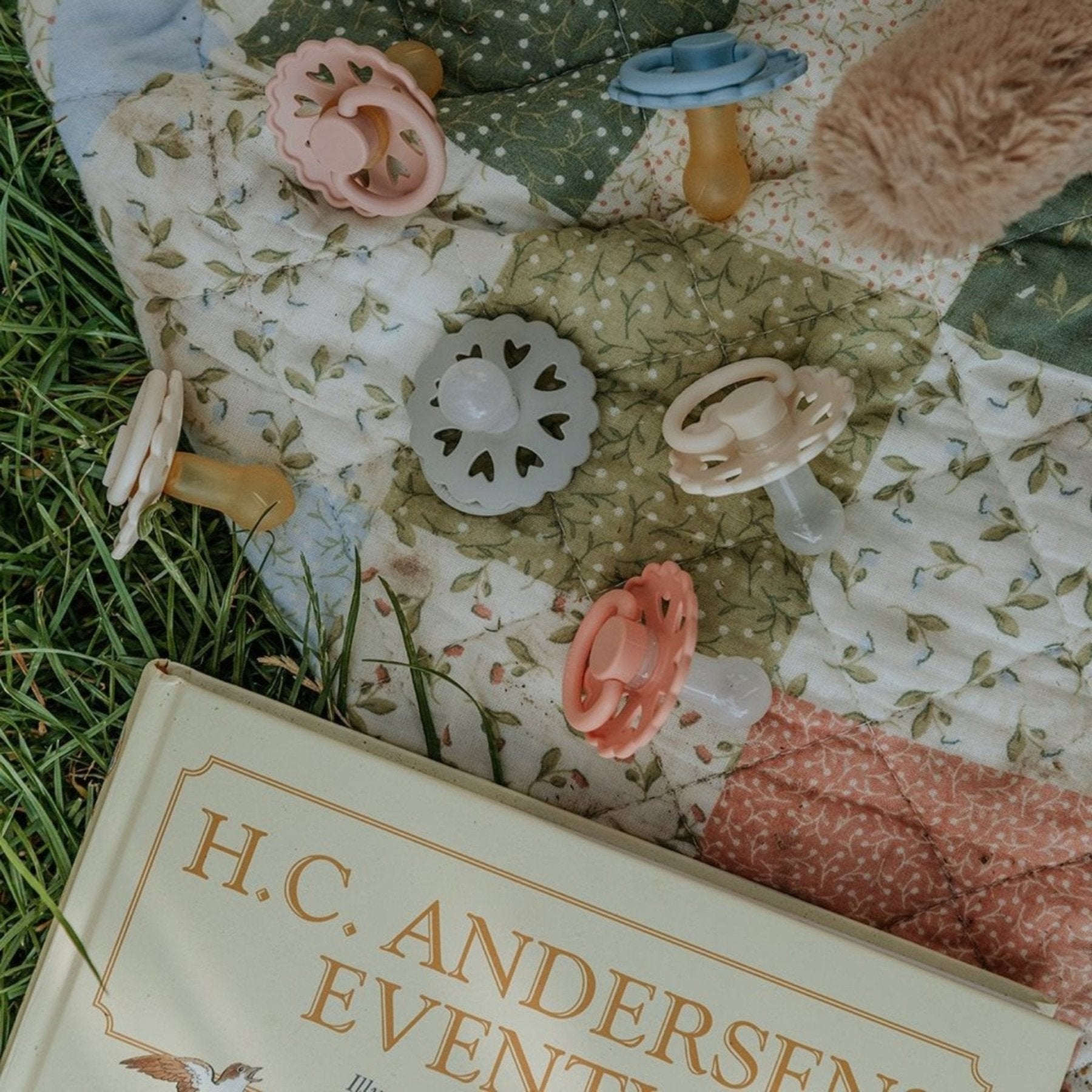 Frigg - Dummies, Pacifiers & Pacifiers Clips - 2 - Pack Fairytale Latex Ole Lukoie/Clumsy Hans - Tummy Time