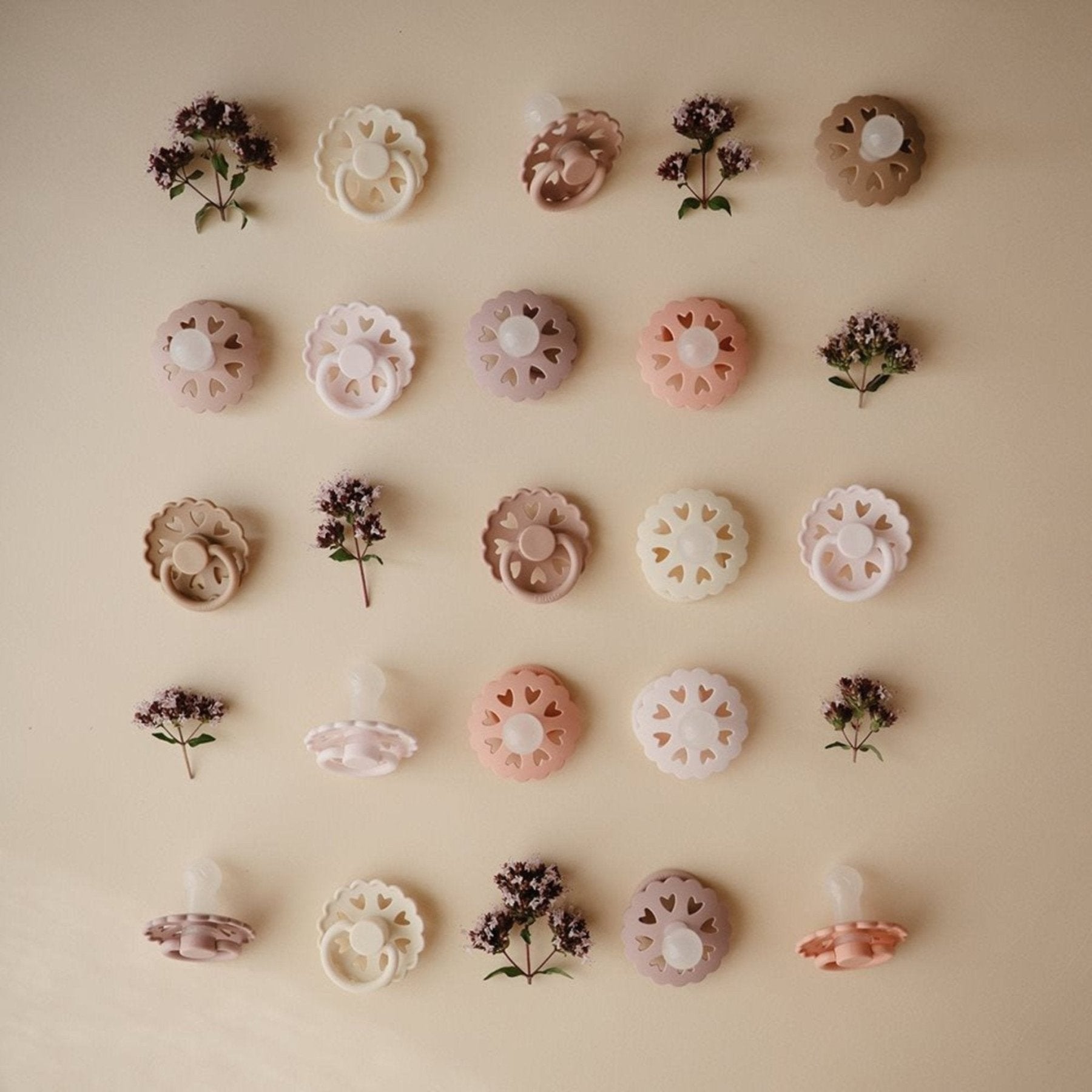 Frigg - Dummies, Pacifiers & Pacifiers Clips - 2 - Pack Fairytale Latex - The Little Mermaid/The Snow Queen - Tummy Time