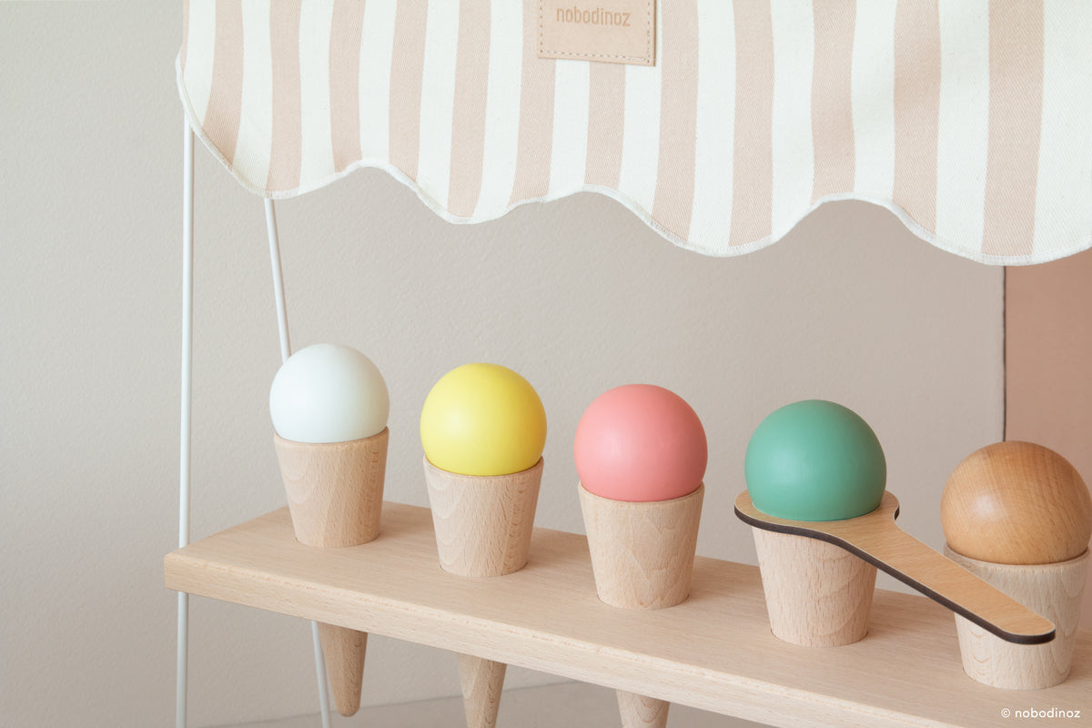 Stand de glaces en bois Nobodinoz - Honey Stripes, ensemble posé au sol