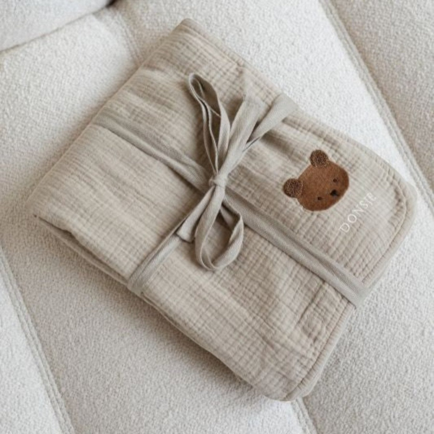 Donsje - Sleeping Bags, Blankets & Bed Bumpers - Ploekie Muslin Blanket XL Bear - Taupe - Tummy Time