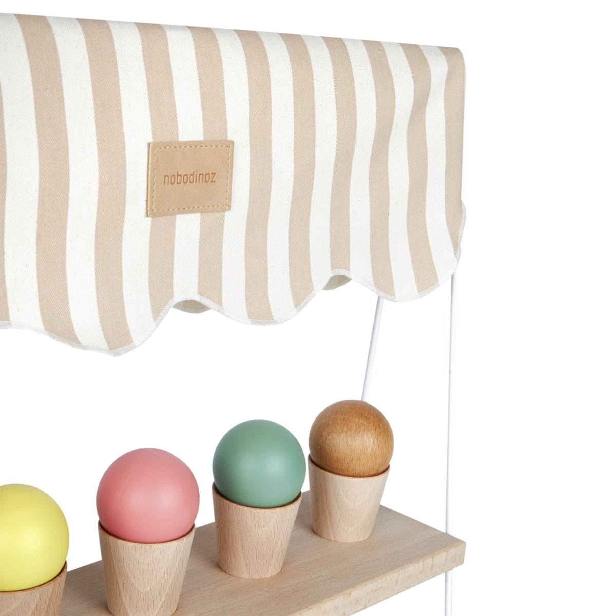 Nobodinoz Eiscreme-Stand aus Holz - Honey Stripes, Nahaufnahme der Glaces aus Holz