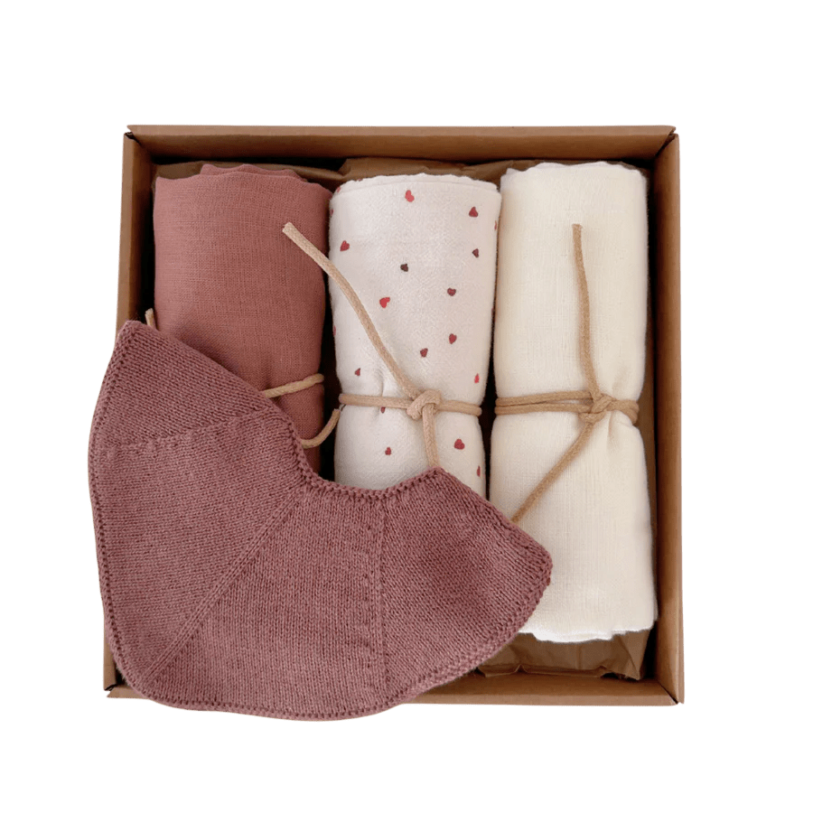 Saga Copenhagen - Baby Sets - Baby Gift Box - Little Hearts - Sustainable & Organic - Tummy Time