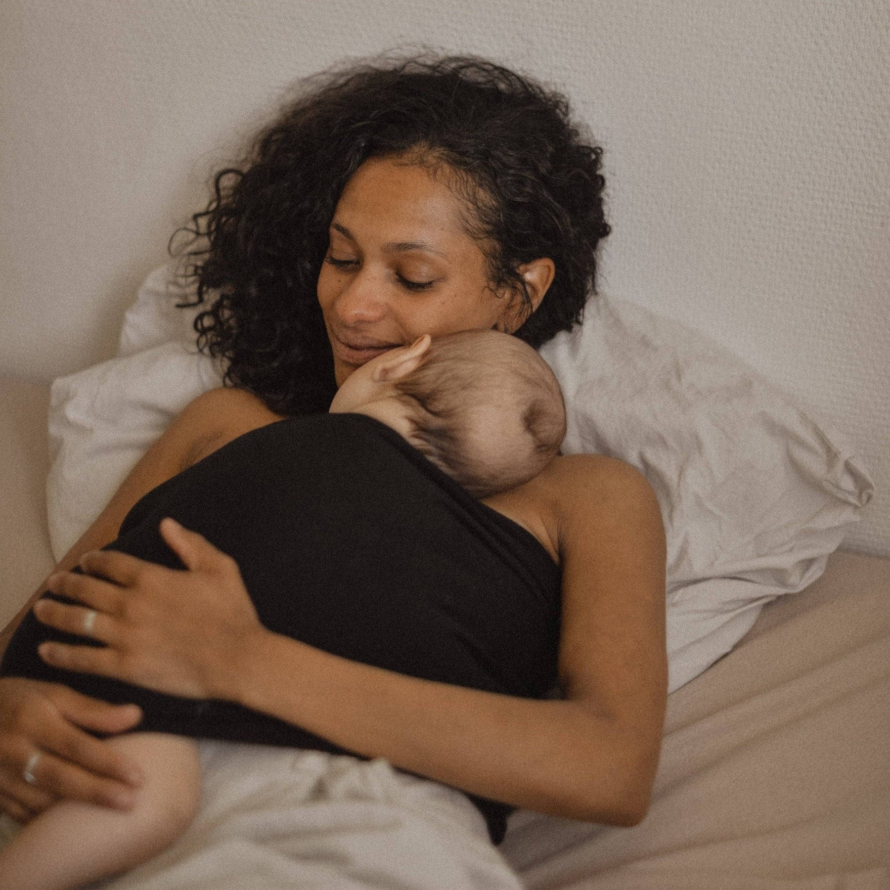 Studio Romeo - Strollers & Baby Carriers - Skin to Skin Easy Lover™ - Black - Tummy Time
