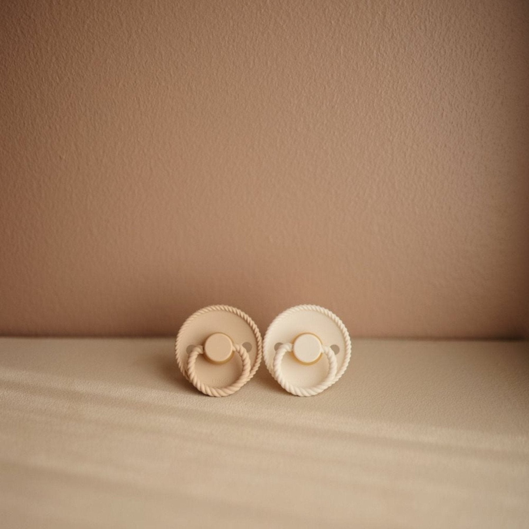 Frigg - Dummies, Pacifiers & Pacifiers Clips - 2 - Pack Rope Latex - Cream/Croissant - Tummy Time