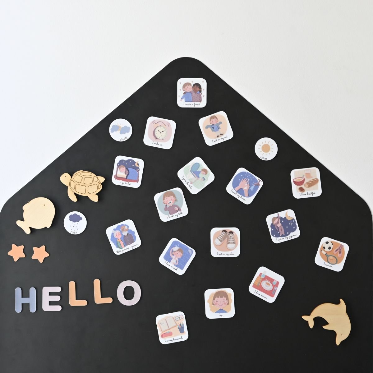 magnets routine en anglais et lettres en bois hello sur un tableau magnétique noir en arche
