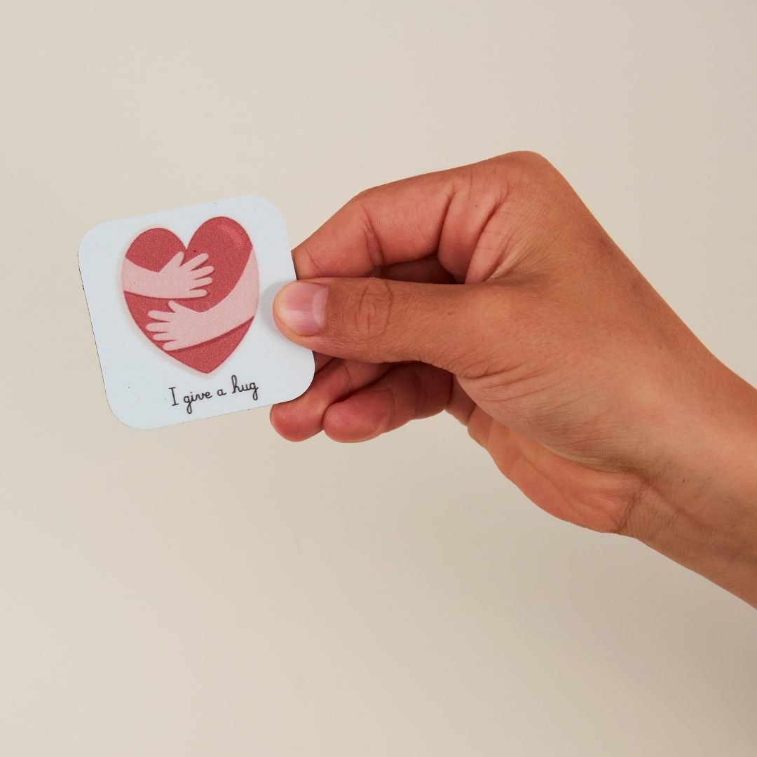 main qui tient le magnet cœur pour un câlin du set routine ferflex en anglais