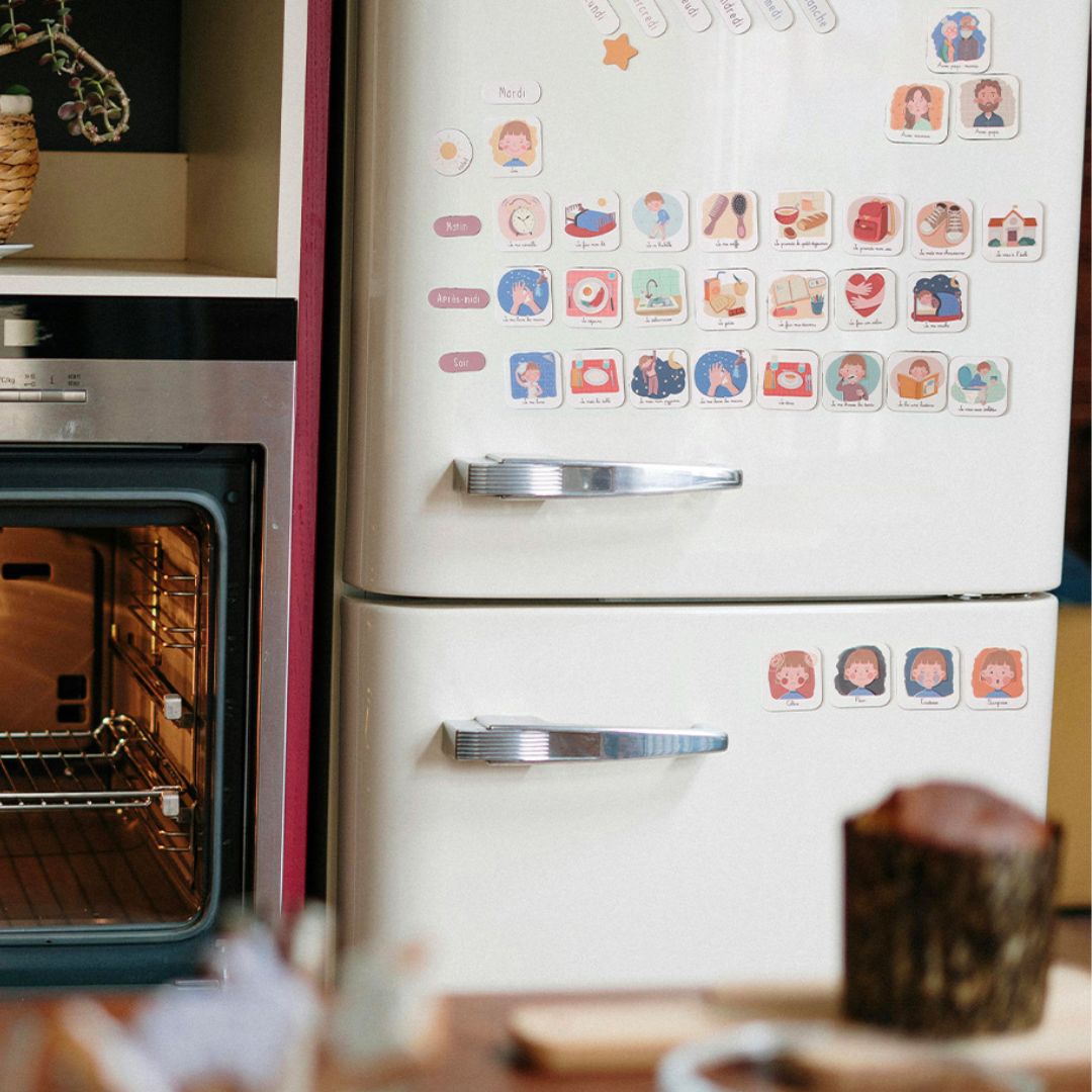 magnets routine classés matin, après-midi et soir sur un frigo vintage