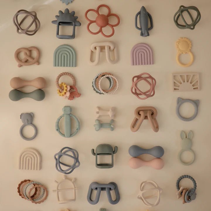 Mushie - Baby Teethers - Daisy Rattle Teether - Soft Lilac - Tummy Time