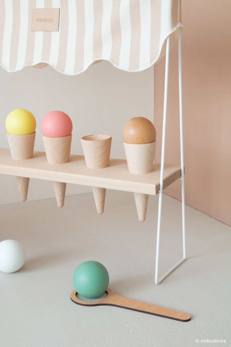 Nobodinoz Eiscreme-Stand aus Holz - Honey Stripes, Nahaufnahme des Sets mit dem Holzlöffel
