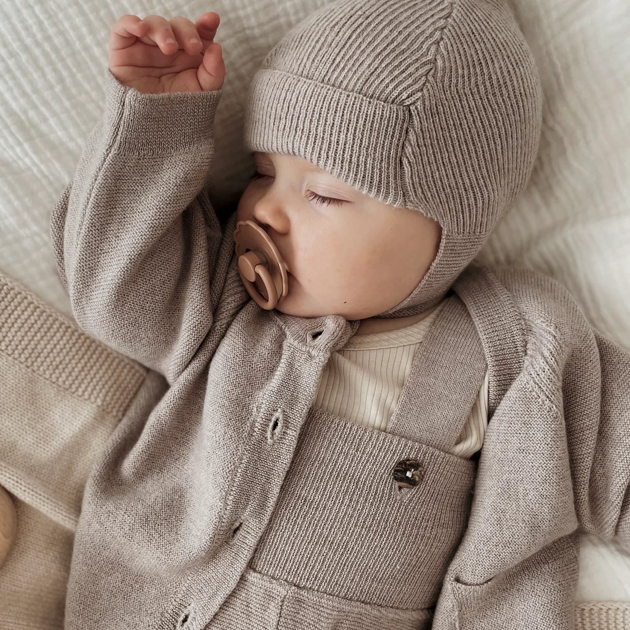 Saga Copenhagen - Baby Sweaters & Cardigans - Merino Cardigan Gosi - Shell - Tummy Time