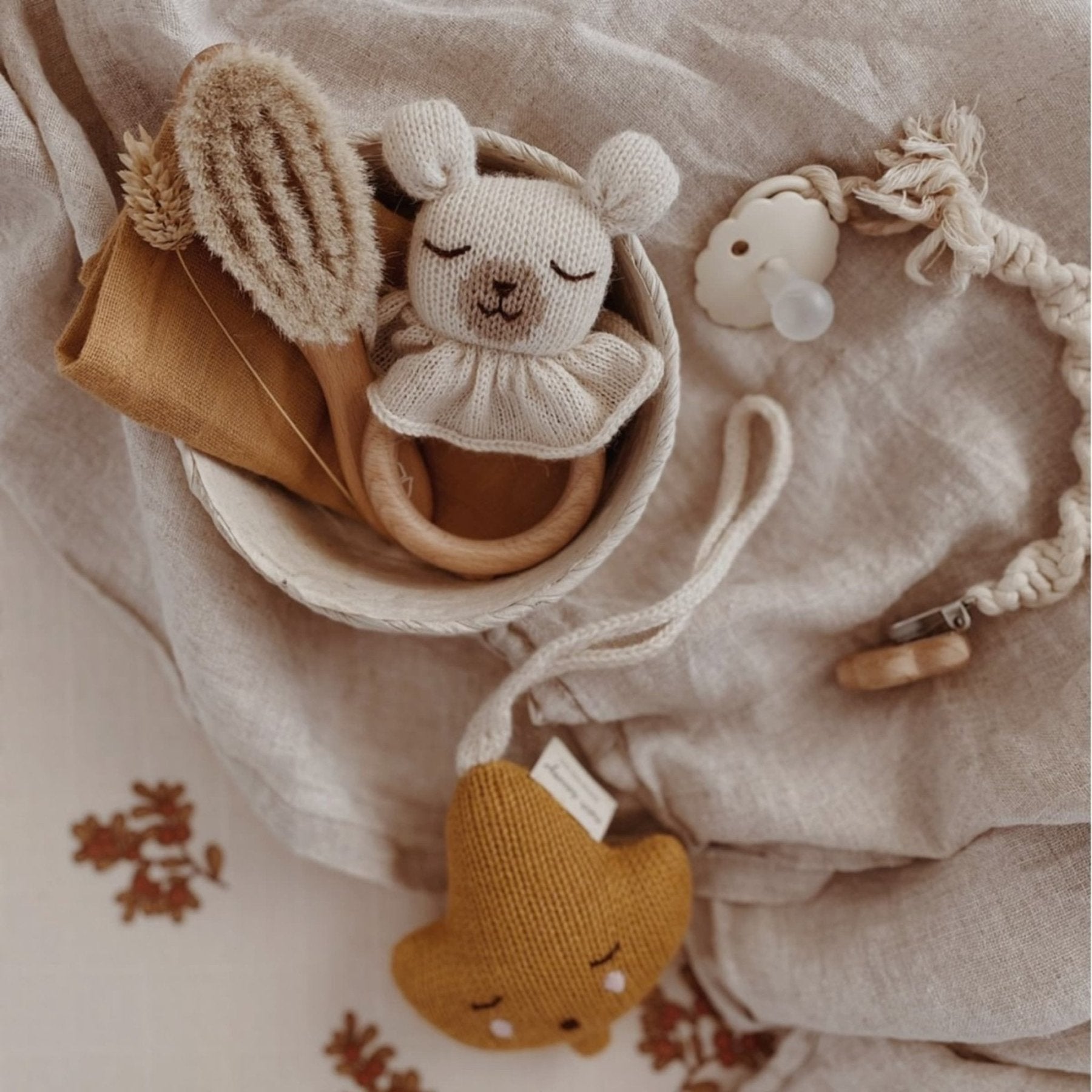 Main Sauvage - Baby Teethers - Teething Ring - Polar Bear - Tummy Time