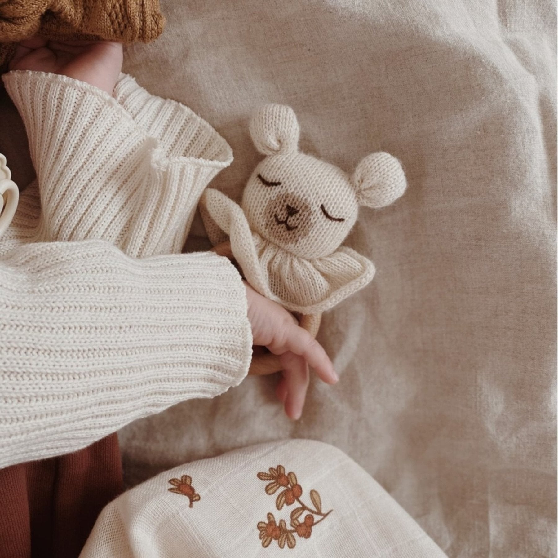 Main Sauvage - Baby Teethers - Teething Ring - Polar Bear - Tummy Time